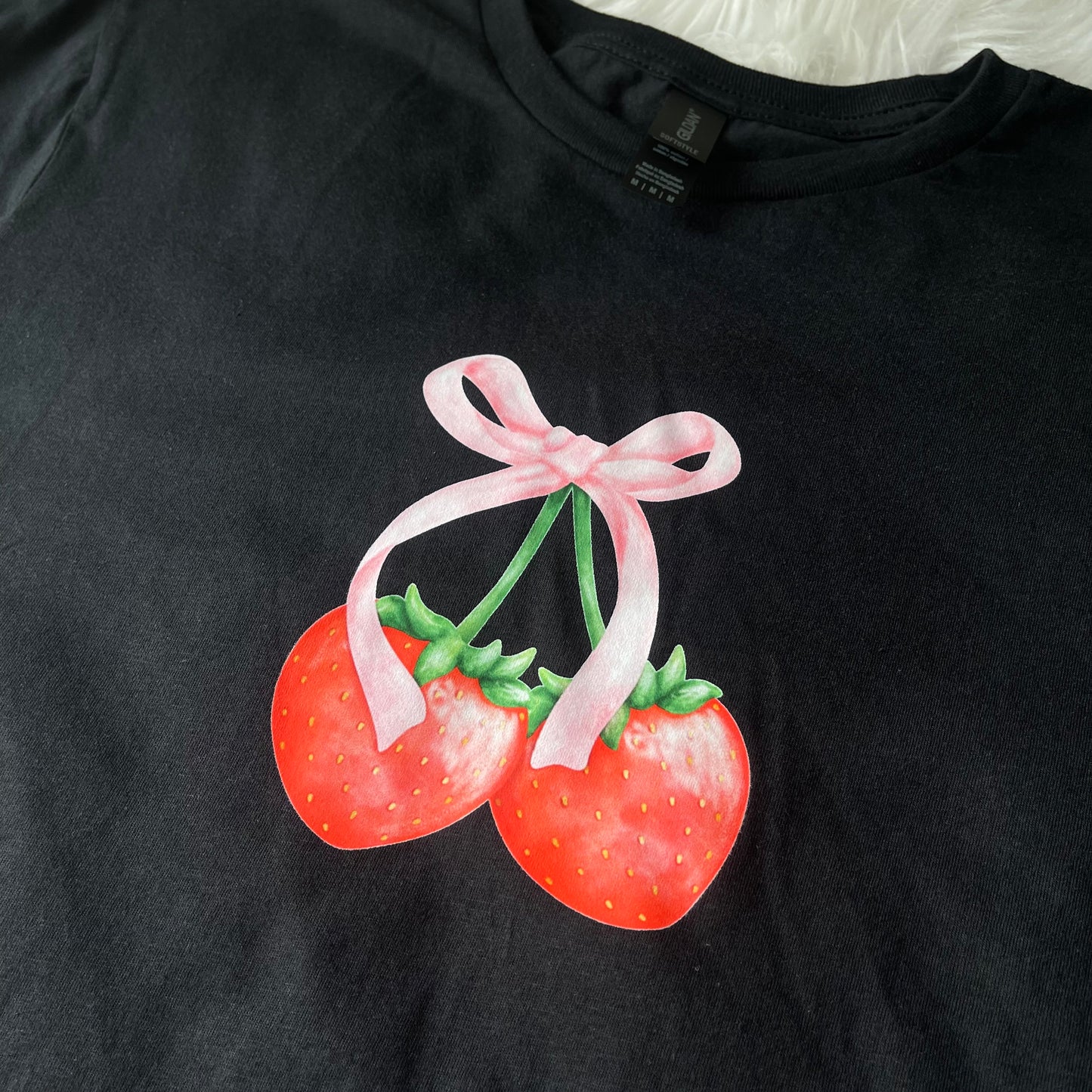 Strawberry / bow t-shirt