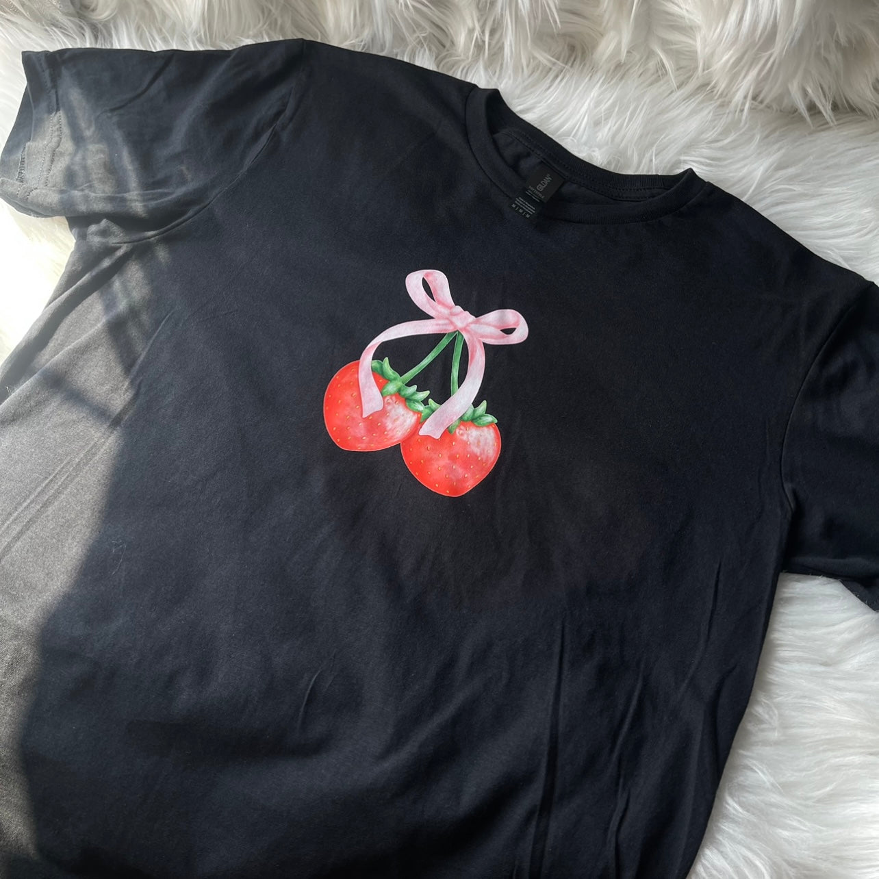 Strawberry / bow t-shirt